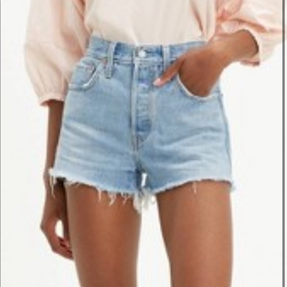 NWT - Levi’s high rise jean shorts- size 28